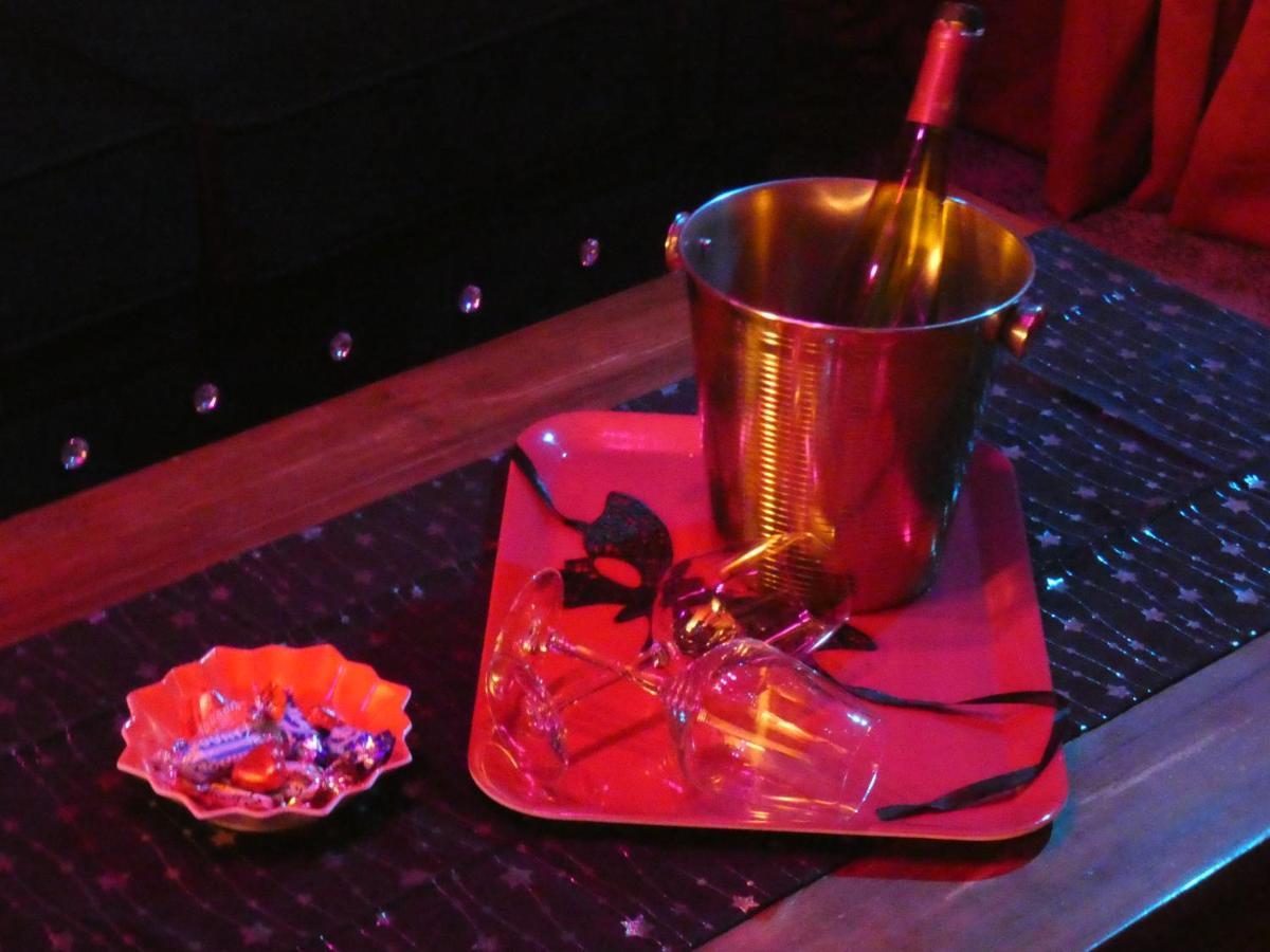 Love Room Le Rouge Et Noir Barr Dış mekan fotoğraf